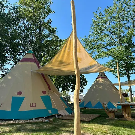 Tipi Missouri Apartment